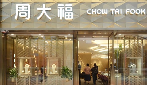 Chow Tai Fook Sales Surge as Tourist Recovery Gains Momentum